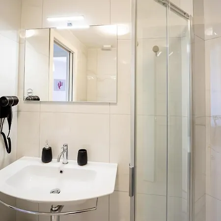 Guesthost - Aregai Marina Exclusive Seaside Appartement *